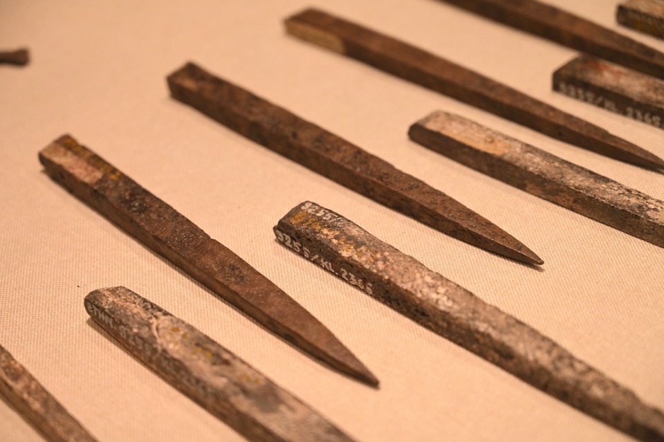 Đa số các vũ khí được làm bằng sắt và được chế tạo bằng phương pháp rèn đập thủ công. (Ảnh: PV/Vietnam+)