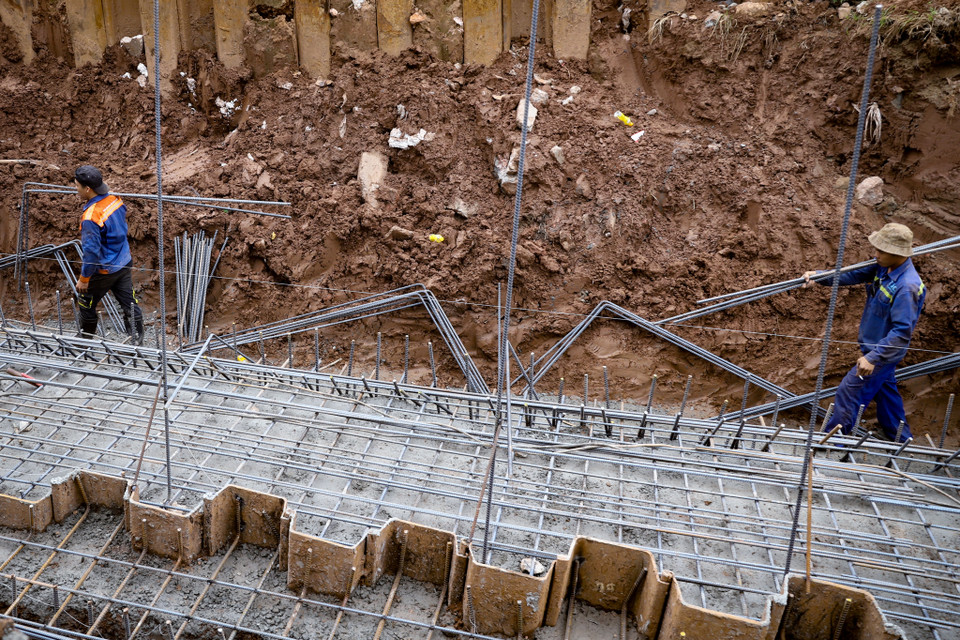 Những đoạn phải tạm dừng thi công để phòng chống bão cũng đã tiếp tục dựng khung sắt để đổ móng và tường chắn. Trước đó, một số đoạn đã hoàn thành đổ móng và tường chắn, từ số nhà 376-404 Âu Cơ. (Ảnh: Hoài Nam/Vietnam+)