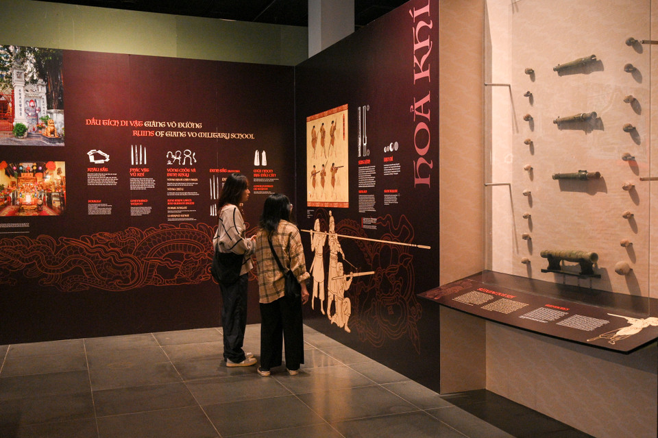 Hỏa khí chiếm tỉ lệ nhỏ, gồm có súng lệnh và đạn đá. Súng lệnh được đúc bằng hợp kim đồng và đạn bằng đá. (Ảnh: PV/Vietnam+)