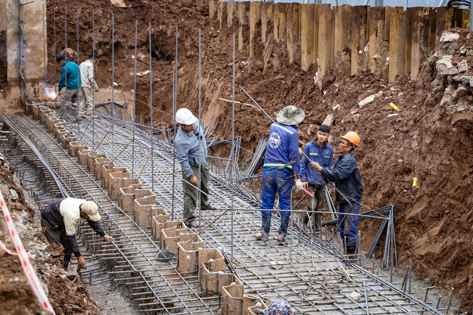Theo ghi nhận của phóng viên Báo Điện tử VietnamPlus, hiện nay các đoạn công trình tạm dừng đã tiếp tục có máy móc và công nhân thi công trở lại. (Ảnh: Hoài Nam/Vietnam+)