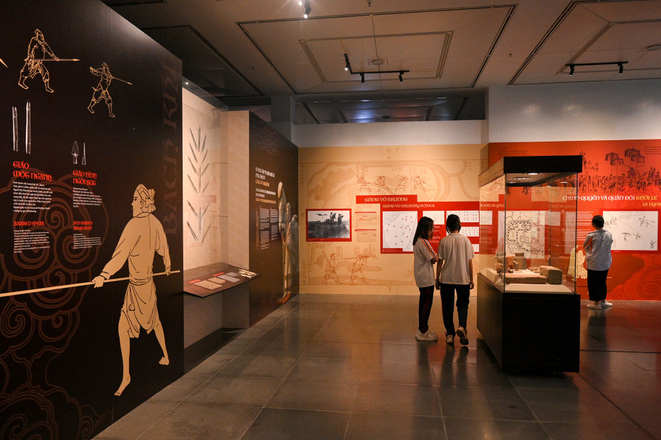 Triển lãm giới thiệu về trường võ bị quốc gia đầu tiên của Kinh thành Thăng Long xưa và bộ sưu tập vũ khí Ngọc Khánh gồm 111 hiện vật được Thủ tướng Chính phủ công nhận Bảo vật Quốc gia năm 2022. (Ảnh: PV/Vietnam+)