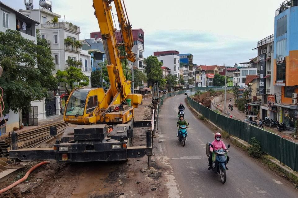 Từ giữa tháng 6/2023, công trình này đã phải điều chỉnh thiết kế, thay đổi phương án thi công khi mùa bão đến, đặc biệt đối với các đoạn mặt đê đã bị hạ thấp nhưng chưa được thi công tường bê tông. (Ảnh: Hoài Nam/Vietnam+)