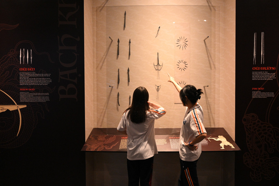 Trong không gian trưng bày, bạch khí chiếm hơn 80%. Trong nhóm bạch khí chủ yếu là loại vũ khí đánh gần và đánh xa, vũ khí phòng ngự chỉ chiếm tỉ lệ nhỏ. (Ảnh: PV/Vietnam+)