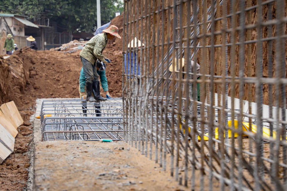 Nhân công tiếp tục làm cốt thép những đoạn đã trả lại mặt bằng để đổ móng dựng khung sắt làm tường sau gần nửa năm ‘đắp chiếu.’ (Ảnh: Hoài Nam/Vietnam+)