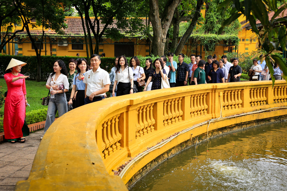 Bên cạnh đó, từng đoàn du khách có thể tham quan khu làm việc và nơi ở của Chủ tịch Hồ Chí Minh khi còn sinh thời. (Ảnh: Hoài Nam/Vietnam+)