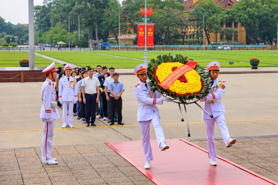 Hòa cùng dòng người nối dài vào Lăng viếng Bác, ngày 16/5, đoàn Chi bộ Báo Điện tử VietnamPlus, Thông tấn xã Việt Nam đã dâng vòng hoa kính viếng Chủ tịch Hồ Chí Minh. (Ảnh: Hoài Nam/Vietnam+)