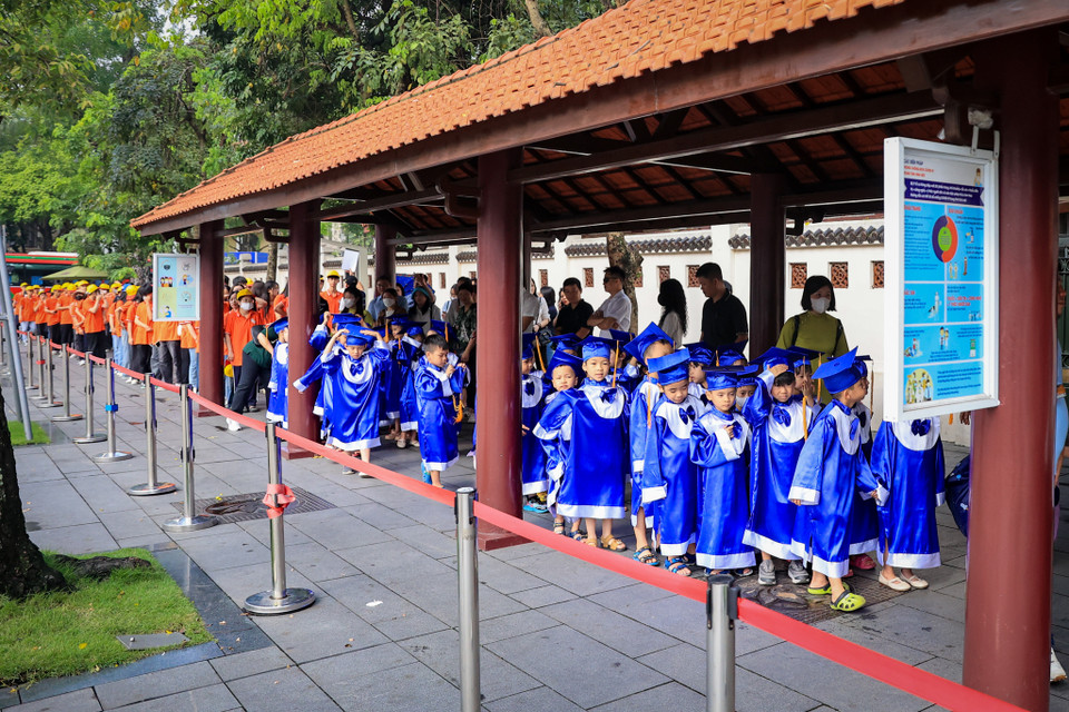 Trong đoàn người xếp hàng ngay từ khu vực cổng vào chờ đến lượt vào Lăng viếng Bác có rất nhiều các em thiếu nhi tuổi mẫu giáo. (Ảnh: Hoài Nam/Vietnam+)
