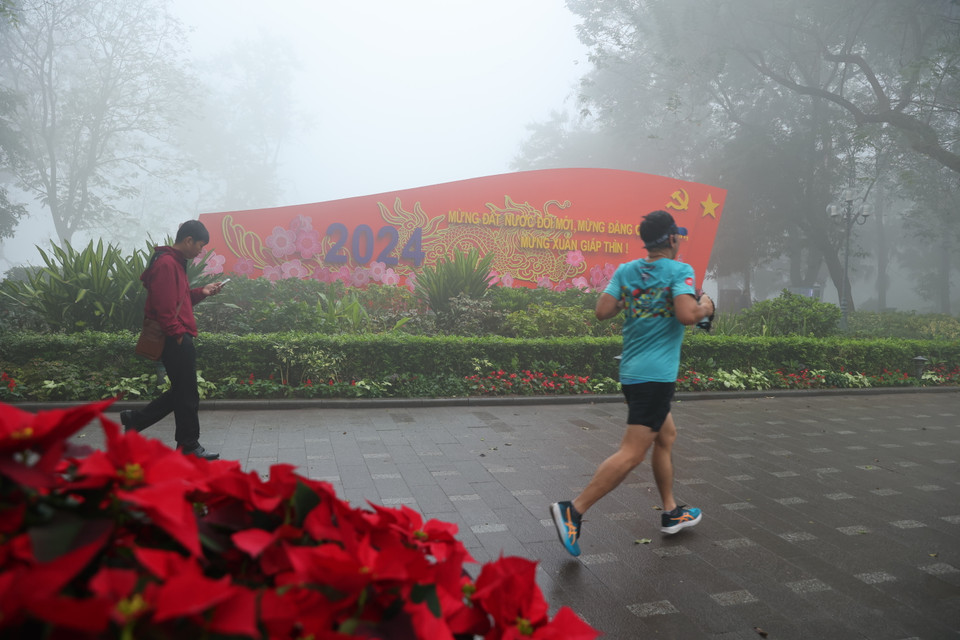 Một số người dân có cảm nhận hôm nay thời tiết đẹp như Sapa hay như lạc vào xứ sở sương mù trời Âu. (Ảnh: Hoài Nam/Vietnam+)