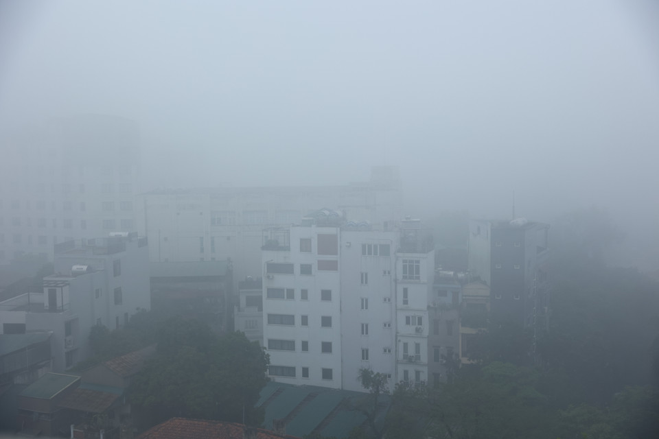 Các tòa nhà cao tầng chìm trong biển sương kèm theo thời tiết nồm ẩm đặc trưng của miền Bắc. (Ảnh: Hoài Nam/Vietnam+)
