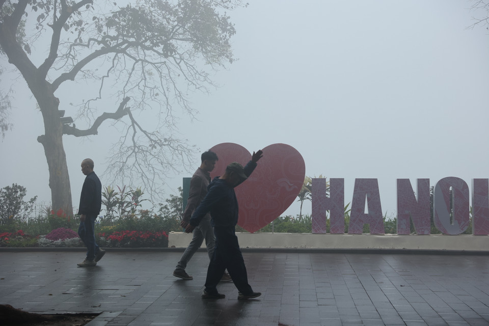 Lý giải về nguyên nhân hiện tượng trên, đại diện Trung tâm Dự báo Khí tượng Thủy văn Quốc gia cho rằng đêm qua (1/2) và sáng sớm nay, miền Bắc có mưa nhỏ. Những cơn mưa đêm đã để lại lượng ẩm trong không khí lớn nên sáng nay tạo ra lớp sương mù. (Ảnh: Hoài Nam/Vietnam+)