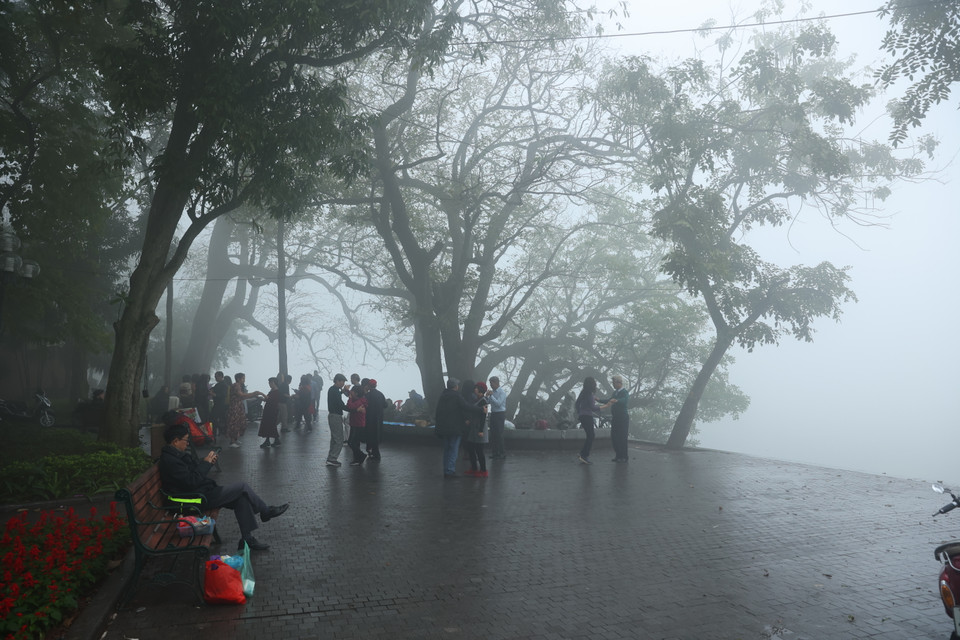 Một số người dân cho hay đã vài năm trở lại đây mới thấy hiện tượng sương mù dày đặc xuất hiện lâu như vậy ở Thủ đô. (Ảnh: Hoài Nam/Vietnam+)