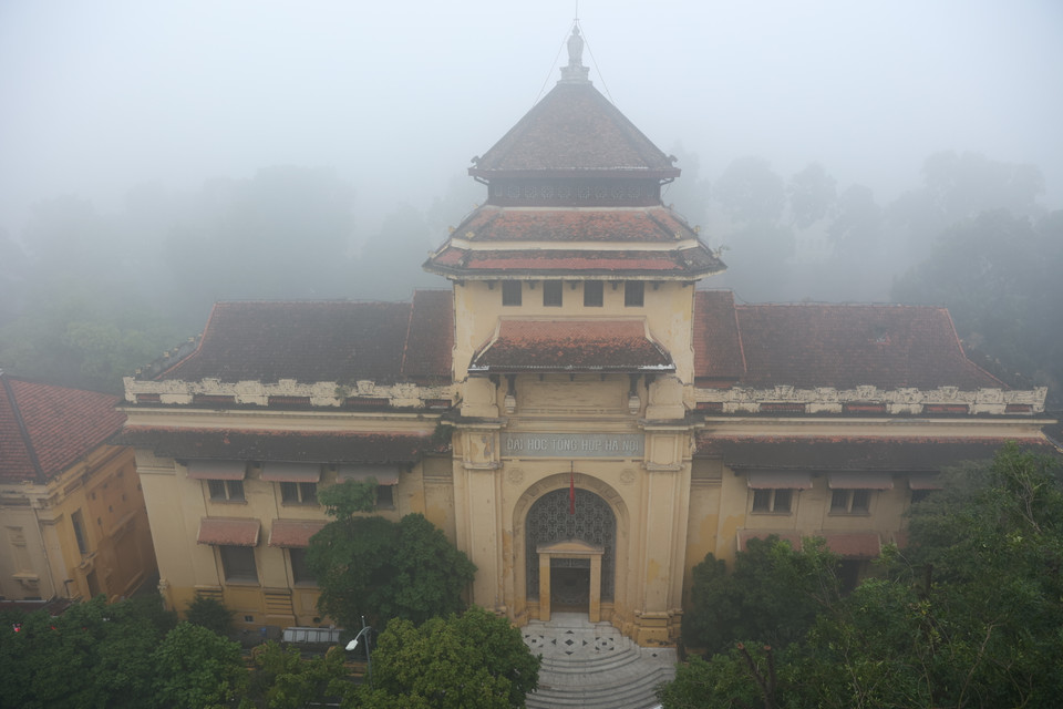 Trường Đại học Tổng hợp Hà Nội toát lên vẻ cổ kính trong biển sương. (Ảnh: Hoài Nam/Vietnam+)