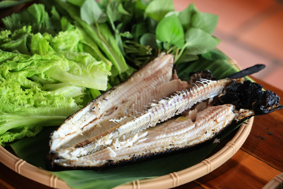 Thịt cá nướng thơm ngon, đậm đà, chấm với nước mắm chua cay thì quả thật không thể cưỡng lại, nhưng nguyên bản nhất vẫn là chấm kèm với muối ớt. (Ảnh: Hoài Nam/Vietnam+)