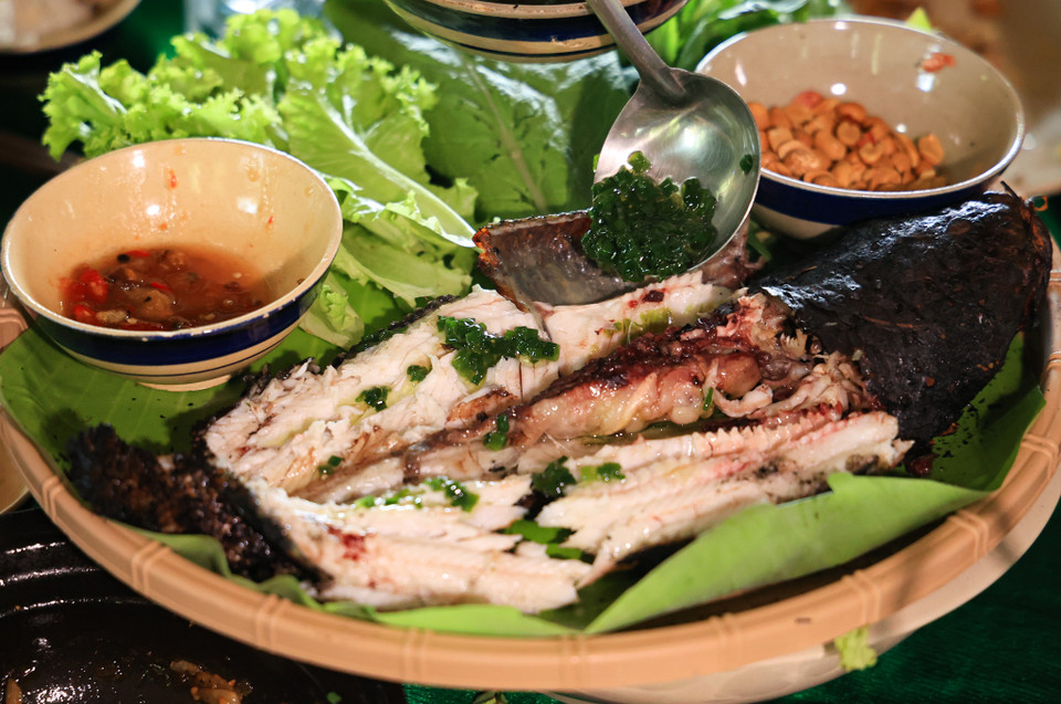 Cá lóc nướng trui là món ăn dân dã, giản dị vì để làm ra nó là những nguyên liệu đơn giản, đời thường, thực khách có thể ăn kèm với rau sống và các loại rau thơm khác. (Ảnh: Hoài Nam/Vietnam+)