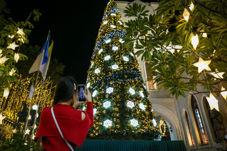 Tại đây, cây thông Noel cao khoảng 10m cũng đã được dựng lên phía trước nhà thờ. (Ảnh: PV/Vietnam+)