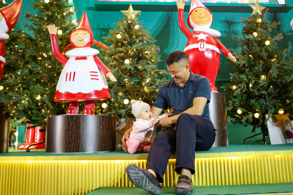 Đây cũng là một trong những nơi thu hút khách tham quan. Một số gia đình đã đưa con nhỏ đi chơi Giáng sinh sớm tại trung tâm thương mại này. (Ảnh: PV/Vietnam+)