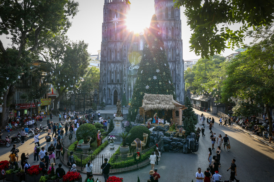 Nhà thờ Lớn Hà Nội đã trang hoàng lung linh để chào đón Giáng sinh. Tại đây có cây thông Noel ‘khổng lồ’ và tiểu cảnh hang đá ngày chúa Giê-su ra đời trước cửa nhà thờ. (Ảnh: PV/Vietnam+)