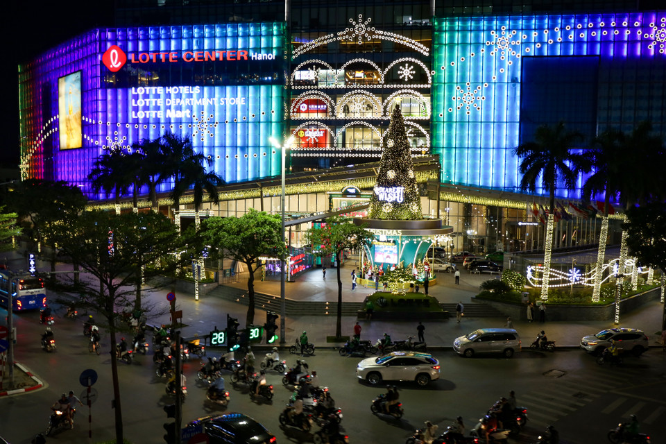 Tại các trung tâm thương mại cũng đã trang trí với cây thông, tuần lộc, ông già Noel sáng rực một góc phố. (Ảnh: PV/Vietnam+)