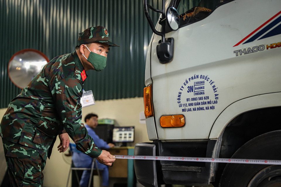 Các kiểm định viên quân đội đã quen kiểm định xe quân sự nên khi chuyển sang kiểm định xe dân sự đã không gặp nhiều khó khăn và hoàn toàn có thể tiếp nhận triển khai làm việc được ngay trong ngày. (Ảnh: Hoài Nam/Vietnam+)