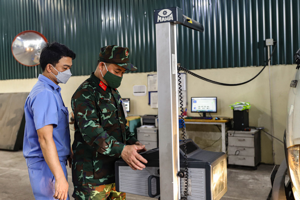 ‘Với những kiến thức, kỹ năng được đào tạo, cán bộ chiến sỹ kiểm định viên quân đội sẽ tận tâm, tận lực hoàn thành tốt mọi nhiệm vụ được giao,’ Thiếu tá Cương chia sẻ. (Ảnh: Hoài Nam/Vietnam+)