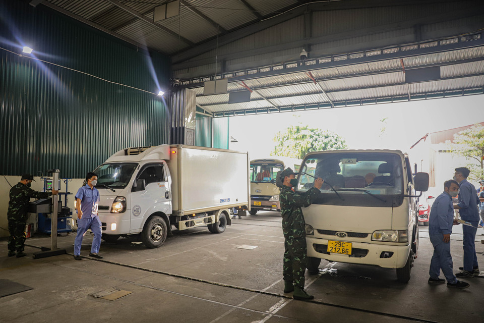 Kể từ hôm nay, 20/3, có 40 kiểm định viên quân sự được điều động hỗ trợ các trung tâm đăng kiểm; trong đó có 30 kiểm định viên chính thức và 10 kiểm định viên dự bị. (Ảnh: Hoài Nam/Vietnam+)