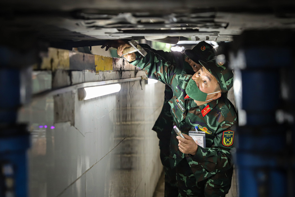 Thiếu tá Nguyễn Văn Cương kiểm tra khung gầm của phương tiện tại trung tâm đăng kiểm 29-16D. (Ảnh: Hoài Nam/Vietnam+)