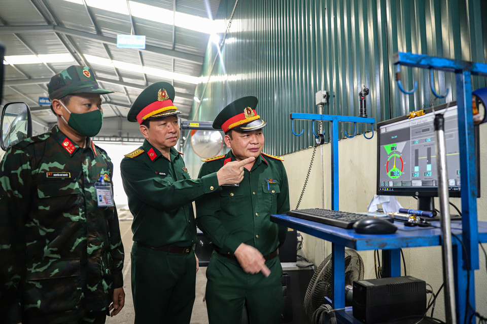 Phó Cục trưởng Cục Xe-Máy, Đại tá Nguyễn Đức Lượng cho biết: ‘Các kiểm định viên quân sự sẽ thực hiện nhiệm vụ tăng cường hỗ trợ tổ chức đăng kiểm xe dân sự đảm bảo nhu cầu của người dân cho đến khi nào hoàn thành nhiệm vụ và chưa có thời gian rút quân cụ thể.’ (Ảnh: Hoài Nam/Vietnam+)