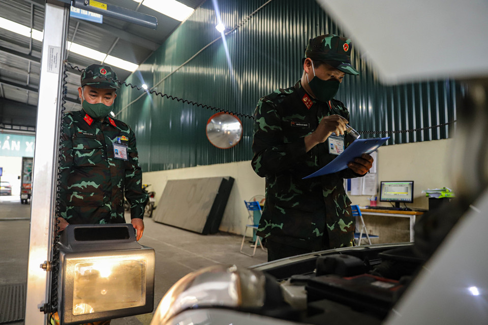 Mỗi trung tâm đăng kiểm sẽ có 2- 3 kiểm định viên quân sự hỗ trợ kiểm định xe cơ giới. (Ảnh: Hoài Nam/Vietnam+)