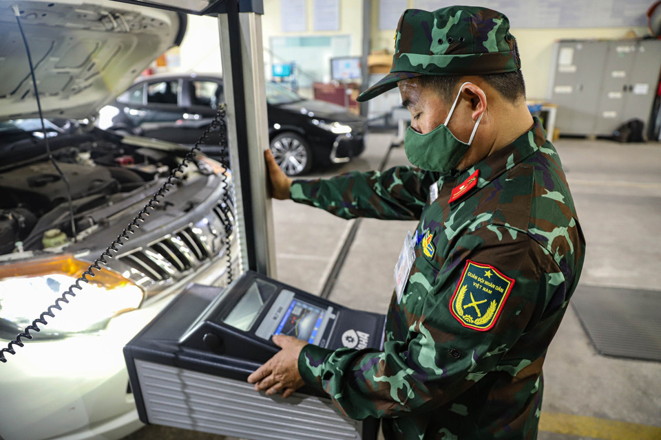 Tại Hà Nội, sau khi hoàn thành lớp tập huấn lý thuyết vào ngày 18/3 tại Cục Đăng kiểm Việt Nam, các kiểm định viên của Cục Xe-Máy đã tham gia hỗ trợ các công đoạn trong công tác kiểm định. (Ảnh: Hoài Nam/Vietnam+)