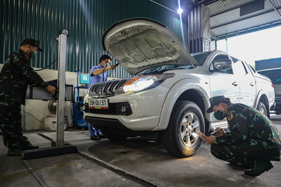 Các kiểm định viên quân sự hỗ trợ tại trung tâm 29-16D. (Ảnh: Hoài Nam/Vietnam+)