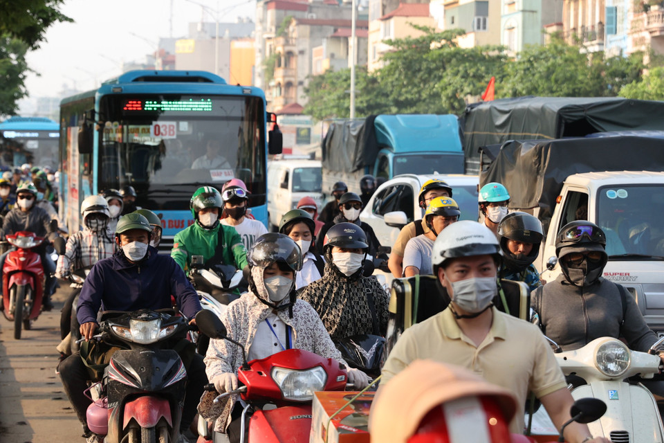 Tại khu vực đường Giải Phóng, tiếng còi xe inh ỏi lan khắp các làn đường, hàng loạt xe nhích từng mét... (Ảnh: Tuấn Anh/Vietnam+)