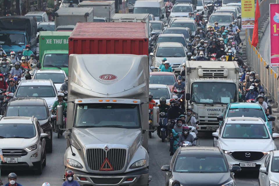 Ghi nhận dọc tuyến đường Ngọc Hồi vào thời điểm 17 giờ, phương tiện nối đuôi nhau, xếp thành hàng dài. (Ảnh: Tuấn Anh/Vietnam+)