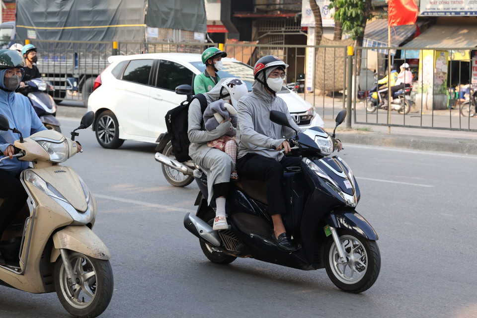 Để được về quê nghỉ lễ cùng cha mẹ, nhiều trẻ nhỏ phải 'vật lộn' với tình trạng nắng nóng và kẹt xe. (Ảnh: Tuấn Anh/Vietnam+)