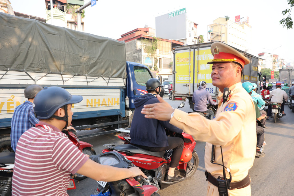 Lực lượng chức năng túc trực tại các 'điểm nóng' giao thông, sẵn sàng hỗ trợ người dân về quê nghỉ lễ an toàn. (Ảnh: Tuấn Anh/Vietnam+)