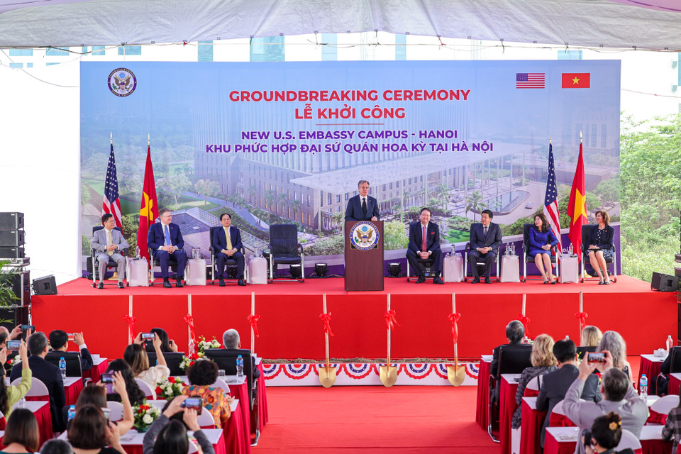 Ngoại trưởng Antony Blienken chia sẻ "Đây là niềm vui đặc biệt, ngày tôi chờ đợi lâu rồi. Tôi đã nghe dự án này từ khi còn là Thứ trưởng Ngoại giao..." Ông gửi lời cảm ơn tới Chính phủ Việt Nam và cán bộ, nhân viên Đại sứ quán Hoa Kỳ vì đã nỗ lực để "biến ngày lịch sử này trở thành hiện thực." (Ảnh: Minh Sơn/Vietnam+)