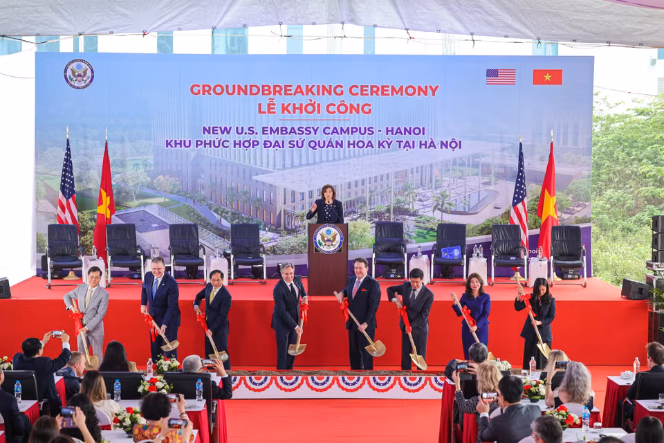 Ngoại trưởng Mỹ cho biết, tòa nhà mới của Đại sứ quán sẽ cao 8 tầng và đủ lớn để tập hợp toàn bộ nhân sự, sứ quán cũng sẽ có thể tăng số quầy làm thủ tục lãnh sự lên gấp 4 lần hiện nay, nhờ đó có thể cấp thị thực và hộ chiếu cho nhiều người hơn và nhanh chóng hơn. (Ảnh: Minh Sơn/Vietnam+)