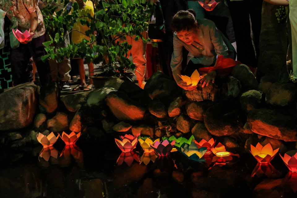 Thắp sáng đèn hoa đăng mang ý nghĩa nhắc nhở con người về đạo lý uống nước nhớ nguồn. (Ảnh: Hoài Nam/Vietnam+)