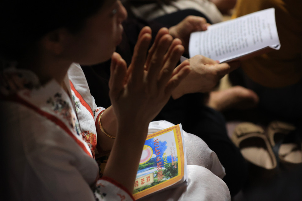 Theo nhiều người dân chia sẻ, việc đi dự lễ Vu lan đã trở thành thói quen hàng năm và cũng để bày tỏ long biết ơn, nhớ về cội nguồn. (Ảnh: Hoài Nam/Vietnam+)