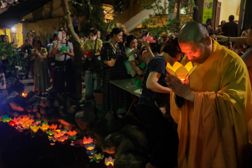 Thả đèn hoa đăng trong ngày Vu Lan là một nghi thức truyền thống có nguồn cội từ Phật giáo, mang ý nghĩa cầu siêu cho những người đã khuất. (Ảnh: Hoài Nam/Vietnam+)