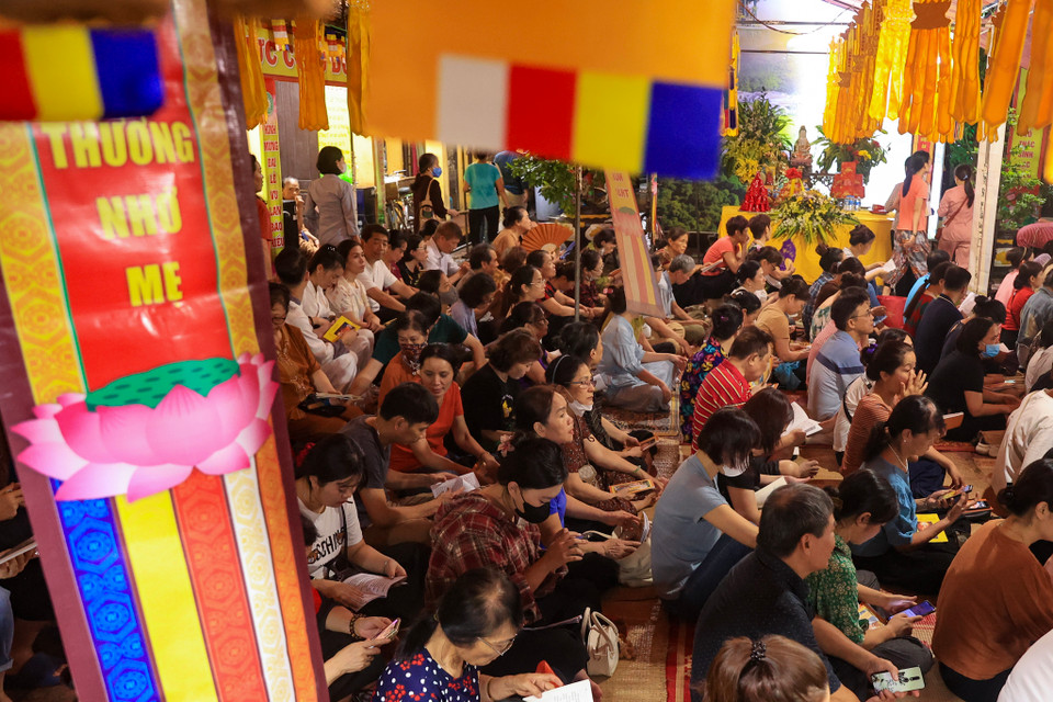 Theo ghi nhận của Báo Điện tử VietnamPlus vào tối 17/8 (tức 14/7 Âm lịch), hàng trăm người dân đã đổ về chùa Phúc Khánh dâng hương, làm lễ và tụng kinh, niệm Phật cầu quốc thái dân an, siêu độ vong linh, gia đình an phúc tại lễ Vu Lan báo hiếu. (Ảnh: Hoài Nam/Vietnam+)