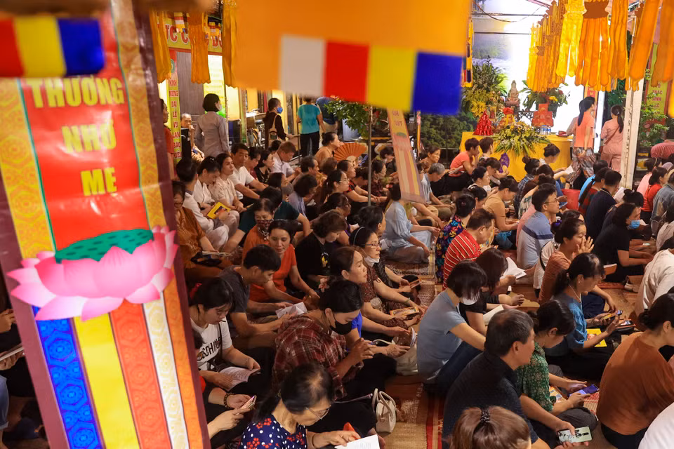 Theo ghi nhận của Báo Điện tử VietnamPlus vào tối 17/8 (tức 14/7 Âm lịch), hàng trăm người dân đã đổ về chùa Phúc Khánh dâng hương, làm lễ và tụng kinh, niệm Phật cầu quốc thái dân an, siêu độ vong linh, gia đình an phúc tại lễ Vu Lan báo hiếu. (Ảnh: Hoài Nam/Vietnam+)