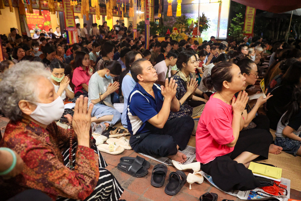 19 giờ buổi lễ mới diễn ra nhưng nhiều người đã có mặt từ rất sớm để tham dự lễ Vu Lan. (Ảnh: Hoài Nam/Vietnam+)