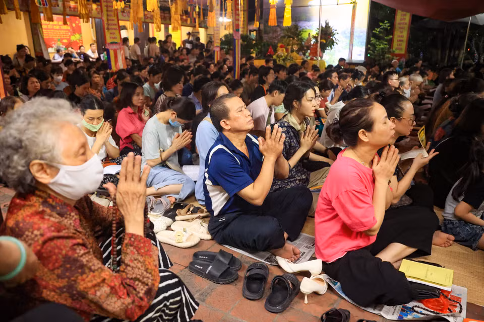 19 giờ buổi lễ mới diễn ra nhưng nhiều người đã có mặt từ rất sớm để tham dự lễ Vu Lan. (Ảnh: Hoài Nam/Vietnam+)