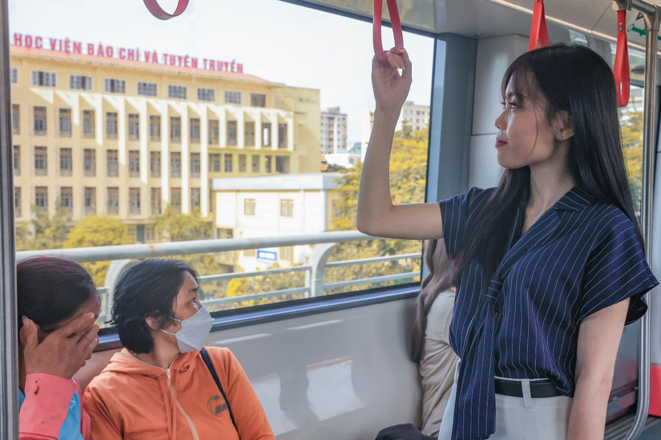 Nhớ lại thuở còn ngồi trên ghế nhà trường mỗi khi có tàu thử nghiệm chạy qua, Vân tự hỏi đến khi nào sẽ được đi trên chuyến tàu này. Sự mong mỏi về tuyến đường sắt Nhồn- ga Hà Nội có lẽ cũng là của nhiều người, không chỉ riêng Vân. (Ảnh: Hoài Nam/Vietnam+)