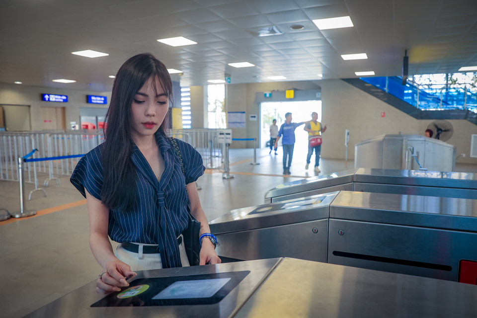 Chỉ mất khoảng vài phút xếp hàng Vân đã có thể quẹt vé lên nhà ga để đợi tàu. (Ảnh: Hoài Nam/Vietnam+)