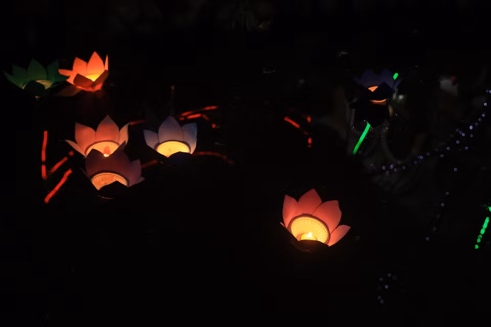 Mỗi ngọn đèn hoa đăng được thắp lên là một lời cầu nguyện, một tâm niệm thiện lành, một tâm niệm an lạc cho mình và cho mọi người. (Ảnh: Hoài Nam/Vietnam+)