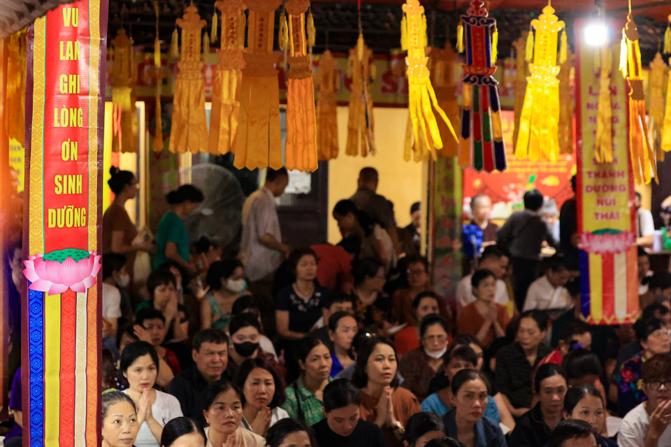 Người dân dâng hương cầu cho bố mẹ luôn khỏe mạnh, gia đình thuận hòa, bình an, may mắn. (Ảnh: Hoài Nam/Vietnam+)