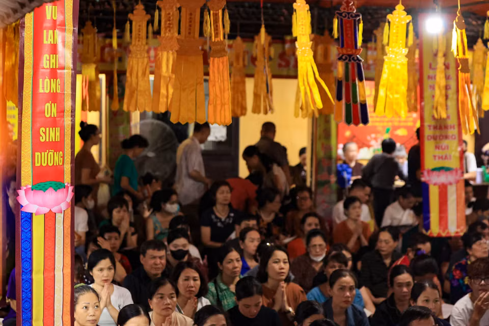 Người dân dâng hương cầu cho bố mẹ luôn khỏe mạnh, gia đình thuận hòa, bình an, may mắn. (Ảnh: Hoài Nam/Vietnam+)
