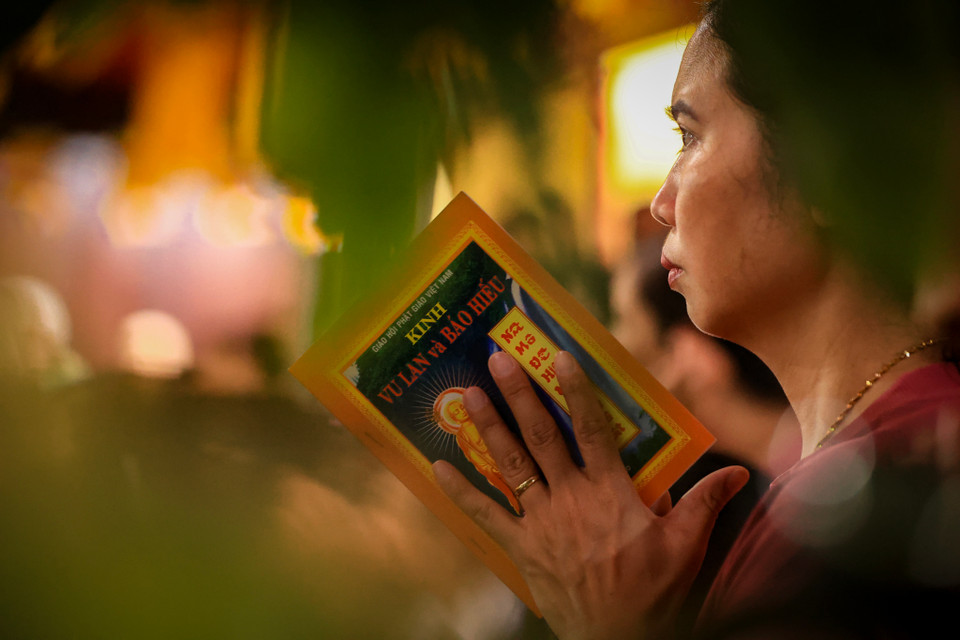Người dân thành kính làm lễ cùng tụng kinh, niệm Phật cầu quốc thái dân an, siêu độ vong linh, gia đình bình an, hạnh phúc. (Ảnh: Hoài Nam/Vietnam+)