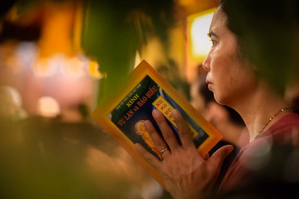 Người dân thành kính làm lễ cùng tụng kinh, niệm Phật cầu quốc thái dân an, siêu độ vong linh, gia đình bình an, hạnh phúc. (Ảnh: Hoài Nam/Vietnam+)